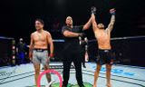 Gabriel Benitez (trái) chấp nhận thất bại trước Morales.