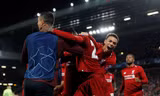 Origi ăn mừng cùng Alexander-Arnold
