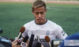 Keisuke Honda trả lời phóng viên sau buổi tập đầu tiên với Campuchia