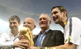 HLV Didier Deschamps ăn mừng cùng các trợ lý