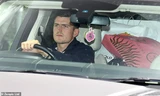 Harry Maguire lái xe rời Carrington với một túi M.U phía sau.