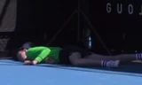 Cô bé nhặt bóng ngất xỉu ở Australian Open