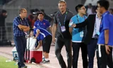 HLV Antoine Hey gây sự với HLV Park Hang Seo ở vòng bảng AFF Cup 2018