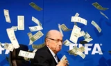 Sepp Blatter bị ném tiền giả vào mặt trong cuộc họp năm 2015.