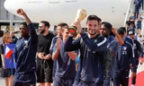 Đội trưởng tuyển Pháp, Hugo Lloris cầm cúp vàng về nước