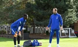 Cech trực tiếp hướng dẫn thủ môn mới của Chelsea, Mendy trong thời gian qua.