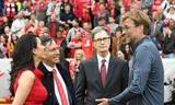 Tỷ phú John W Henry (giữa) nói chuyện với HLV Jurgen Klopp