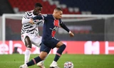 Axel Tuanzebe theo sát Mbappe suốt trận đấu.
