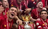 Các cầu thủ Liverpool ăn mừng tưng bừng sau khi nhận cúp.