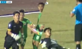 Báo nước ngoài sốc vì màn khiêu khích trọng tài của thủ môn Cần Thơ