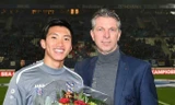 Giám đốc SC Heerenveen tặng hoa cho Văn Hậu.
