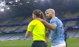 Aguero gây tranh cãi vì động chạm vào cơ thể của nữ trọng tài