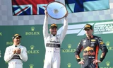 Valtteri Bottas nâng cúp chiến thắng ở chặng đua F1 đầu tiên trong năm 2019