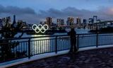 Biểu tượng Olympic đặt ở Tokyo.