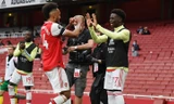 Aubameyang ăn mừng với ngôi sao vừa ký hợp đồng với Arsenal, Bukayo Saka.