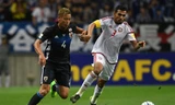 Walid Abbas (số 3) hạ quyết tâm thắng tuyển Việt Nam tại Mỹ Đình.