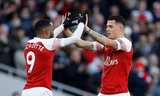 Xhaka ăn mừng bàn mở tỷ số với các đồng đội.