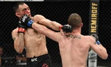 Tony Ferguson (trái) liên tục chịu đòn từ Justin Gaethje.
