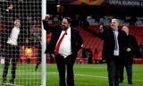 Ông chủ Olympicos, Evangelos Marinakis tiếp xúc với nhiều thành viên của Arsenal.