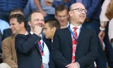  Ed Woodward và con trai nhà Glazers.