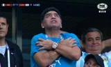 Diego Maradona ăn mừng cuồng nhiệt bàn thắng của Lionel Messi.
