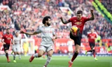 Salah (trái) và các đồng đội ở Liverpool đã trở lại ngôi đầu bảng sau khi hòa 0-0 với chủ nhà M.U