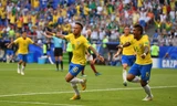 Neymar ăn mừng bàn mở tỷ số cho Brazil