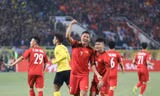 Anh Đức ăn mừng cùng Quang Hải