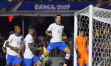 Philippe Coutinho ăn mừng cú đúp vào lưới Bolivia