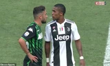 Douglas Costa đã nhổ nước bọt thẳng vào Federico Di Francesco