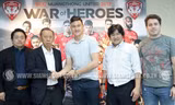 Đặng Văn Lâm rạng rỡ ở trụ sở CLB Muangthong United. Ảnh: Siam Sports