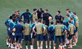 HLV Mauricio Pochettino và các cầu thủ Tottenham trước chung kết Champions League.