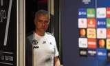 HLV Jose Mourinho phải đi bộ vào sân vì tắc đường