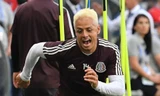Chicharito xuất hiện với màu tóc lạ mắt