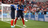 Kylian Mbappe ăn mừng bàn thắng vào lưới Peru.