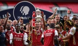 Các cầu thủ Arsenal nâng cao Cúp FA.