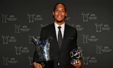  Van Dijk nhận cú đúp giải thưởng từ UEFA.