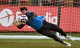 Alisson sẵn sàng trở lại trước Chelsea.