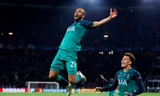 Người hùng Lucas Moura ăn mừng bàn thắng với các đồng đội. 