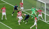 Ivan Perisic (số 4) để bóng chạm tay trong vòng cấm Croatia
