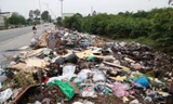 Bãi rác tự phát khổng lồ kéo dài trên đoạn đường 'trăm tỷ' ở Hà Nội