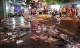 Phố Hàng Mã ngập trong 'biển rác' sau đêm Trung thu