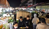 Chợ hoa lớn nhất Hà Nội tấp nập người mua cận ngày 8/3