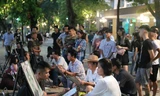 Dịch vụ vẽ ký họa chân dung trên phố đi bộ Hồ Gươm luôn thu hút người dân và du khách.