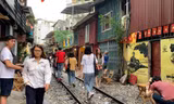 Cà phê đường tàu bị đề nghị khai tử, du khách vẫn đua nhau 'check in' 