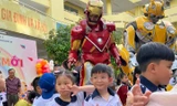 Người Sắt, Bumblebee theo chân tween đến trường dự lễ khai giảng chào năm học mới