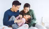 Nếu ba mẹ lỡ không may chệch đường đi lạc xa mình, hãy chỉ dẫn, hãy kéo tay ba mẹ với nhé!