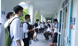 Nhiều trường THPT chuyên ở Hà Nội hoãn lịch thi vào 10: Teen và phụ huynh lo lắng chờ đợi