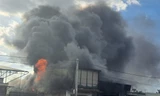 Ngọn lửa bốc cao tại kho hàng thực phẩm ở Gia Lai