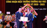 Bộ trưởng Giáo dục chia sẻ với tân hiệu trưởng Trường Đại học Sư phạm Hà Nội